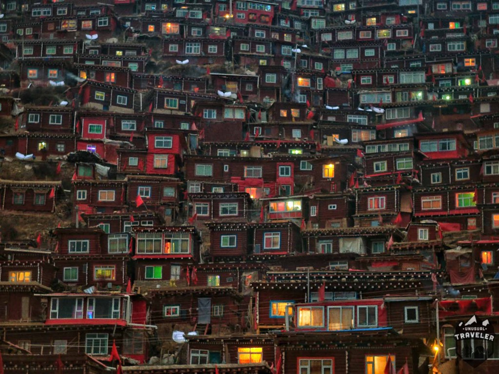 larung gar,sertar.PORTRAIT,TIBETAN,sichuan,china,red,house,crowded