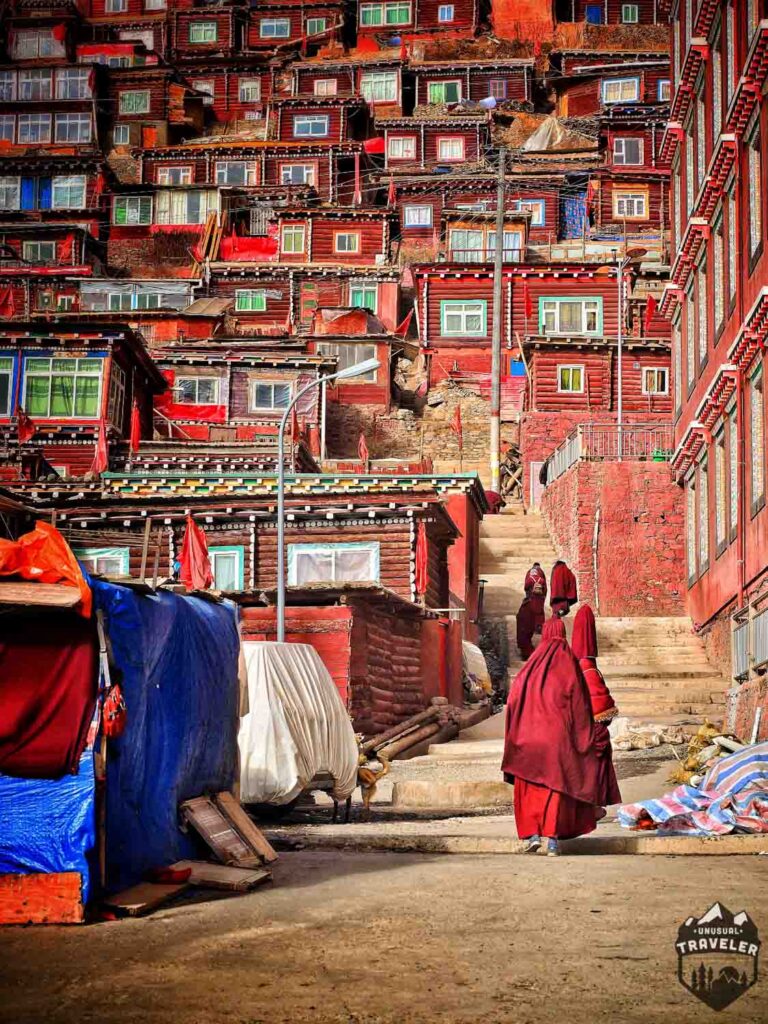 larung gar,sertar.PORTRAIT,TIBETAN,sichuan,china,red,house,crowded