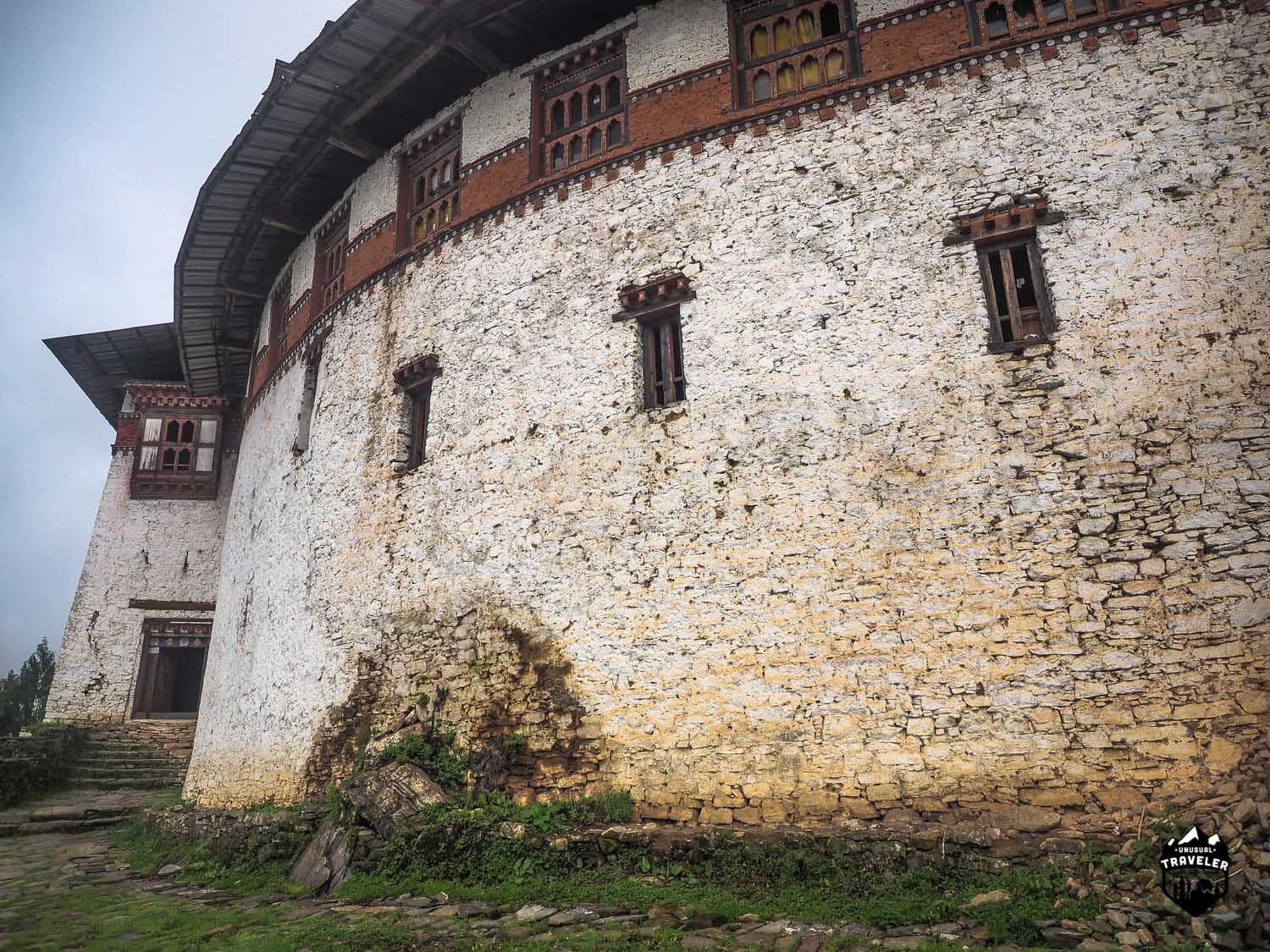 Can clearly see that the main wall is round on this Dzong.