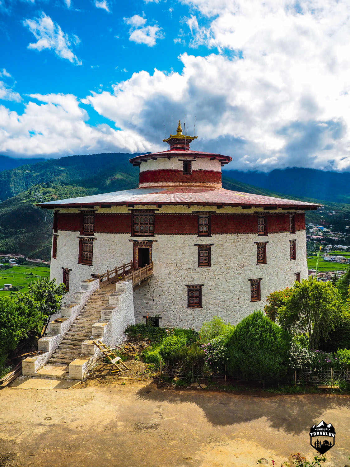  the National Museum has in its possession over 3,000 works of Bhutanese art, covering more than 1,500 years of Bhutan's cultural heritage. Its rich holdings of various creative traditions and disciplines, represent a remarkable blend of the past with the present and is a major attraction for local and foreign visitors.