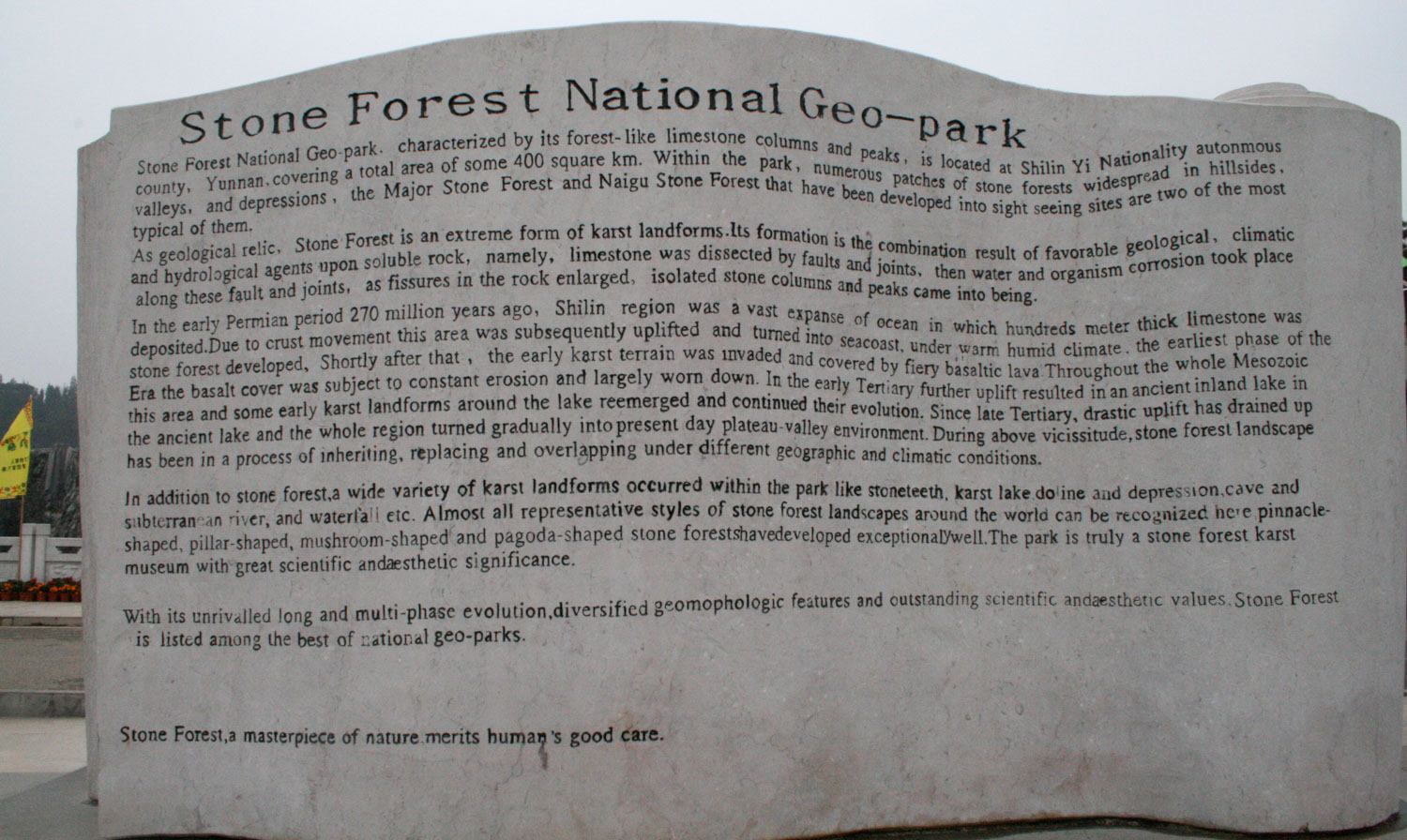 The stone sign at the entrance to the park, with all the information you need.