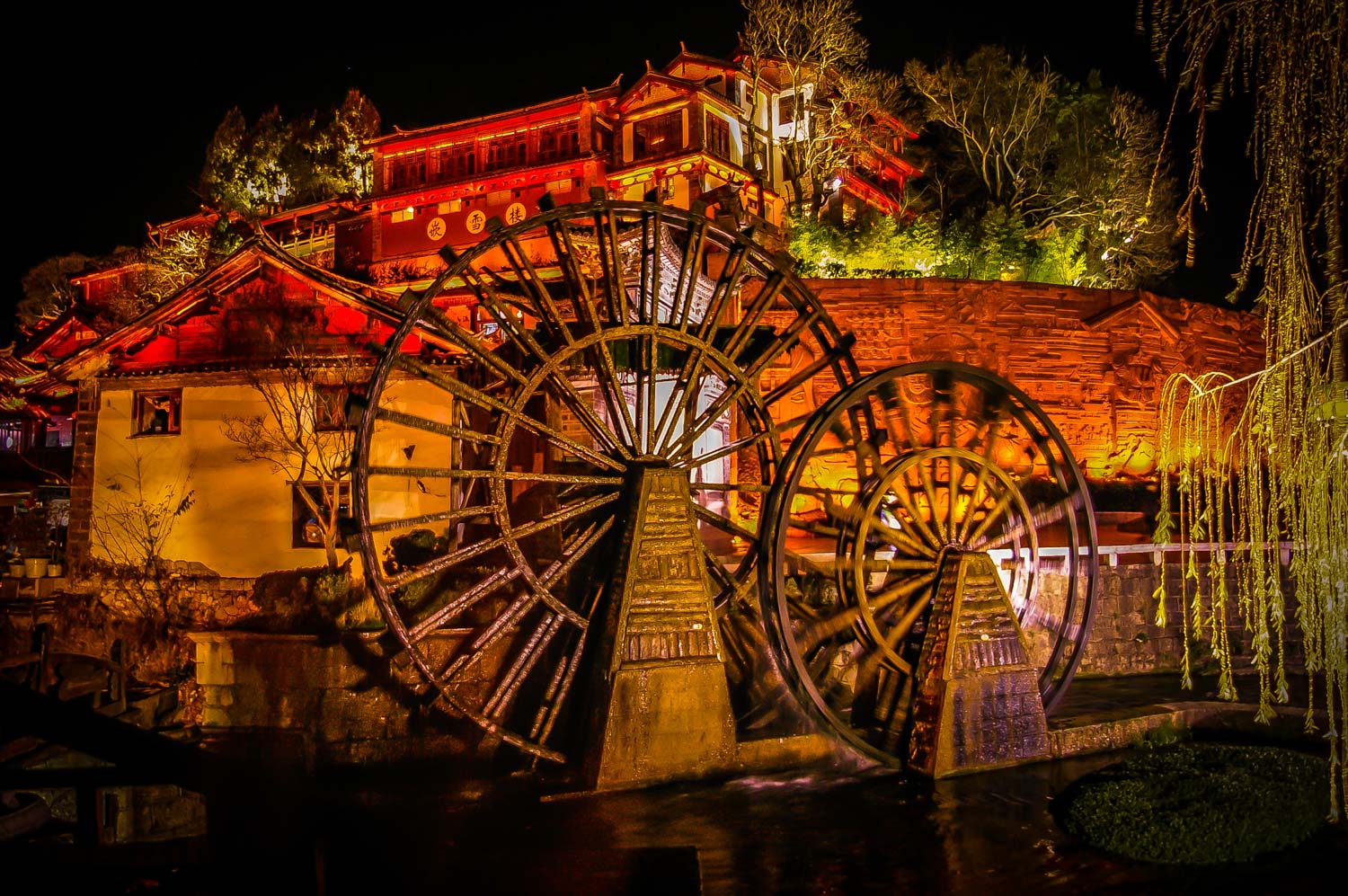 If you follow the streams will you allways end up back at the main waterwheel in old town, here late in the eveening when its lighted up.