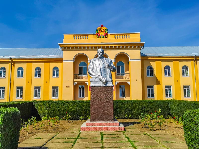Lening statue with the Soviet Music school in Transnistria