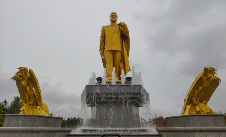 Saparmurat Niyazov gold statue in Ashgabat